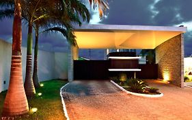 Status Motel